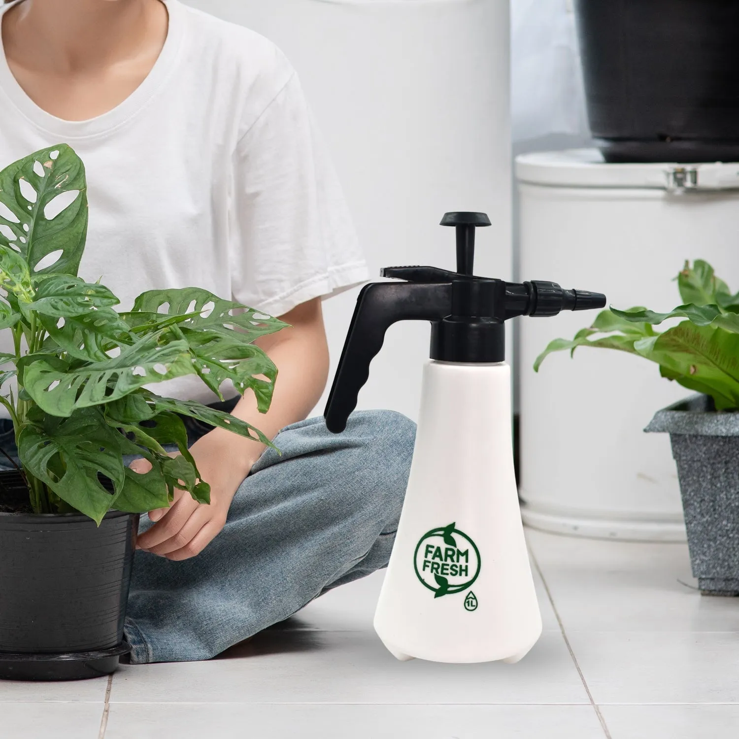 9023 1 litre Garden Sprayer used in all kinds of garden and park for sprinkling and showering purposes.